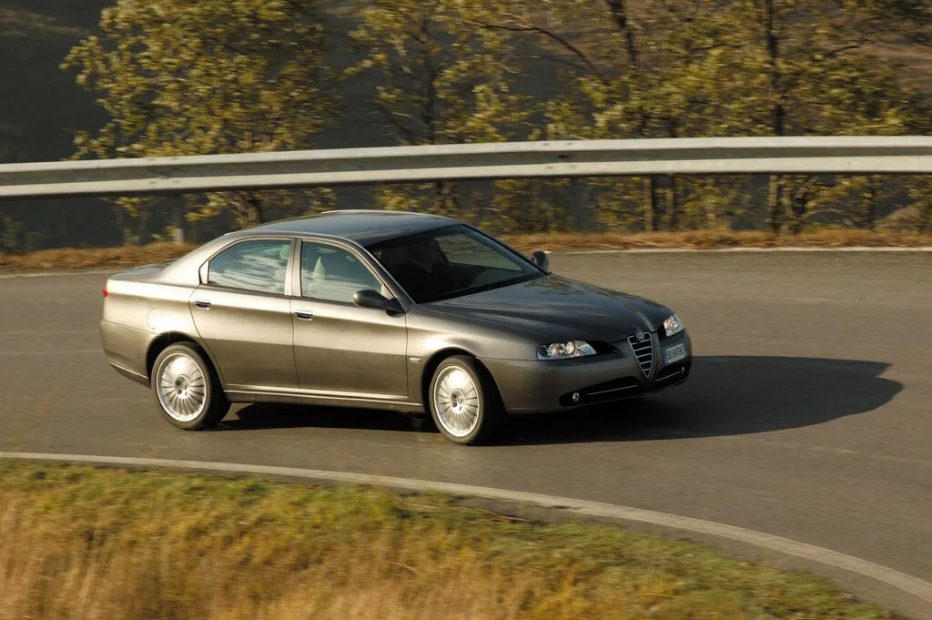 Фото Alfa Romeo 166 (2003) — вид сбоку, фото 3. Профиль в движении: пропорции кузова на ходу Alfa Romeo 166 (2003) — вид сбоку, фото 3