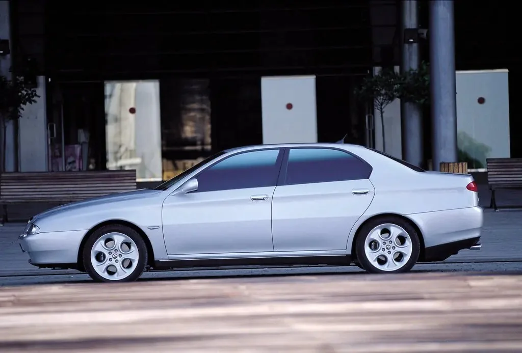 Фото Alfa Romeo 166 (2003) — вид сбоку, фото 5. Вид сбоку целиком: колёсная база и размер арок Alfa Romeo 166 (2003) — вид сбоку, фото 5