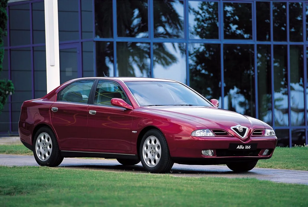 Фото Alfa Romeo 166 (2003) — вид сбоку, фото 6. Профиль в движении: пропорции кузова на ходу Alfa Romeo 166 (2003) — вид сбоку, фото 6