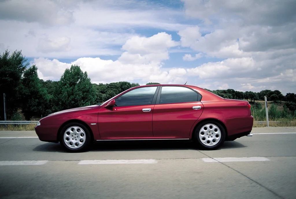 Фото Alfa Romeo 166 (2003) — вид сбоку, фото 7. Профиль: длина кузова, линия крыши и посадка на колёсах Alfa Romeo 166 (2003) — вид сбоку, фото 7