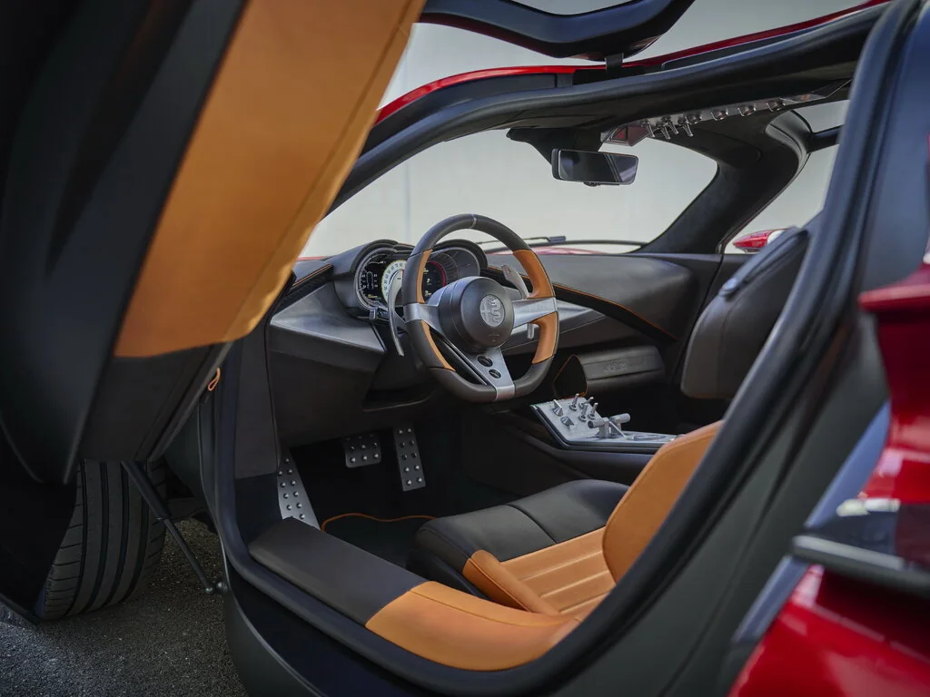 Фото Alfa Romeo 33 Stradale (2024) — интерьер. Общий план салона: панель, консоль и передние кресла Alfa Romeo 33 Stradale (2024) — интерьер