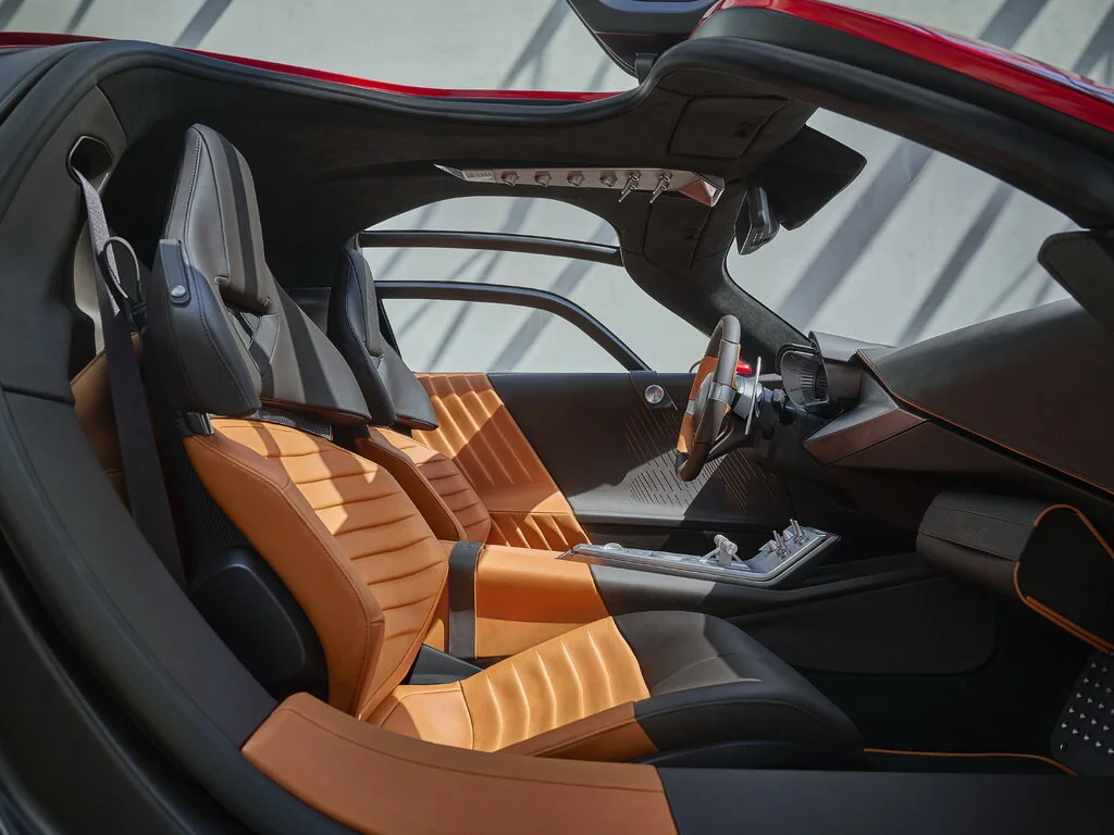 Фото Alfa Romeo 33 Stradale (2024) — интерьер, фото 2. Салон целиком: как расставлены кресла и что под рукой у водителя Alfa Romeo 33 Stradale (2024) — интерьер, фото 2