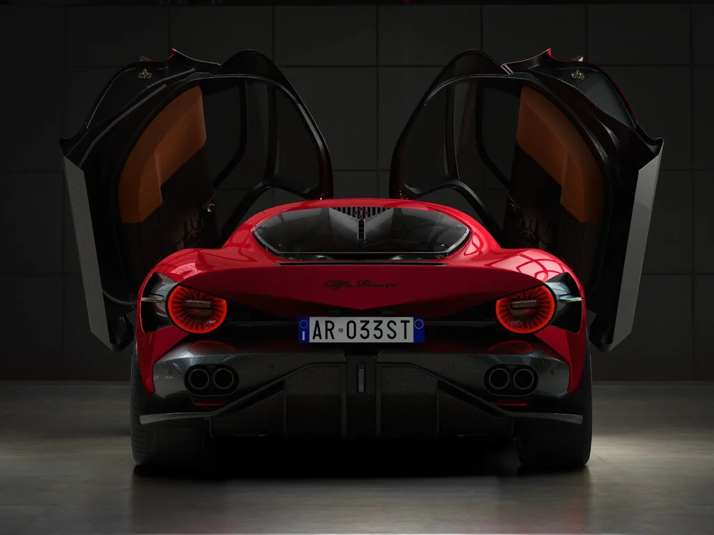 Alfa Romeo 33 Stradale (2024) — вид сзади, фото 2