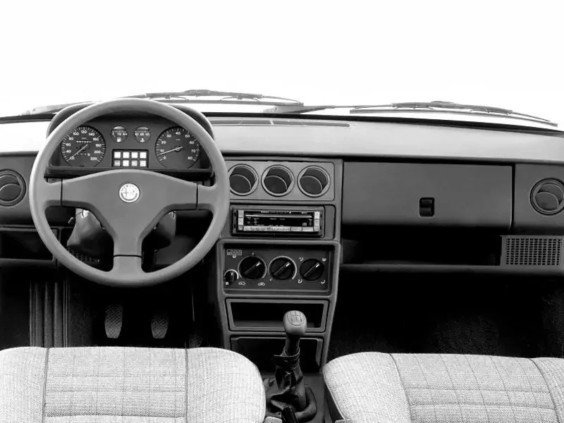 Фото Alfa Romeo 33 (1994) — передняя панель. Архитектура передней панели: экраны, дефлекторы и отделка Alfa Romeo 33 (1994) — передняя панель