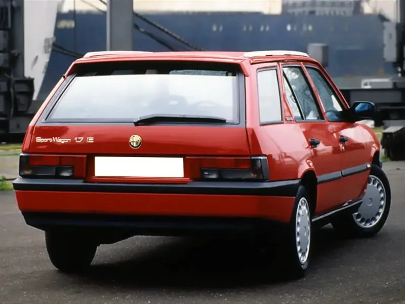 Фото Alfa Romeo 33 (1994) — внешний вид, фото 4. Общий вид машины снаружи Alfa Romeo 33 (1994) — внешний вид, фото 4