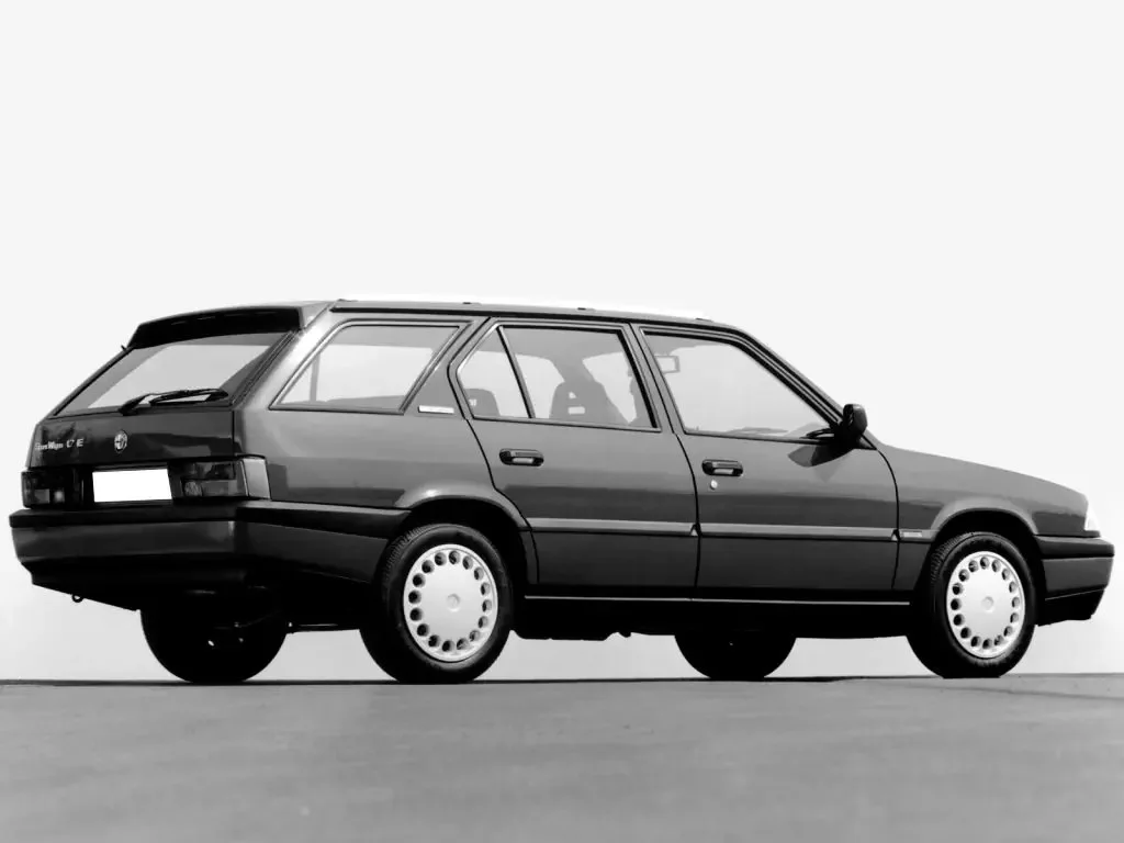 Фото Alfa Romeo 33 (1994) — внешний вид, фото 5. Кузов снаружи: пропорции и линии Alfa Romeo 33 (1994) — внешний вид, фото 5