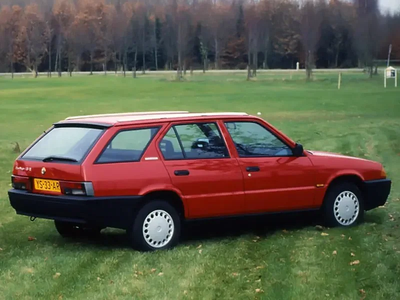 Фото Alfa Romeo 33 (1994) — внешний вид, фото 6. Общий вид машины снаружи Alfa Romeo 33 (1994) — внешний вид, фото 6