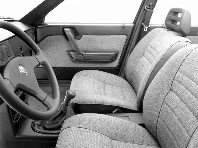 Фото Alfa Romeo 33 (1994) — интерьер. Общий план салона: панель, консоль и передние кресла Alfa Romeo 33 (1994) — интерьер