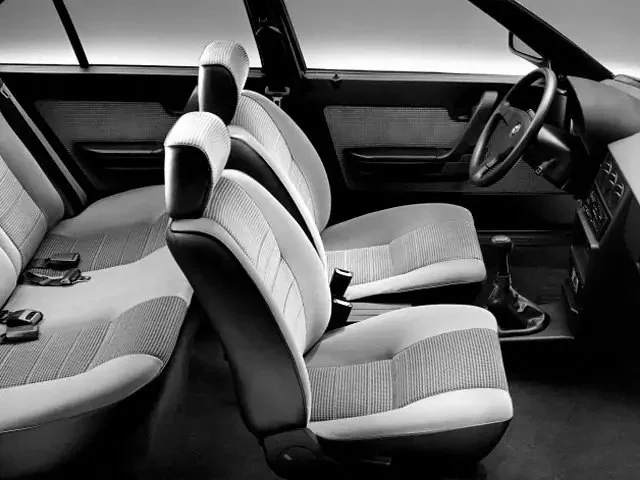 Фото Alfa Romeo 33 (1994) — интерьер, фото 2. Салон целиком: как расставлены кресла и что под рукой у водителя Alfa Romeo 33 (1994) — интерьер, фото 2