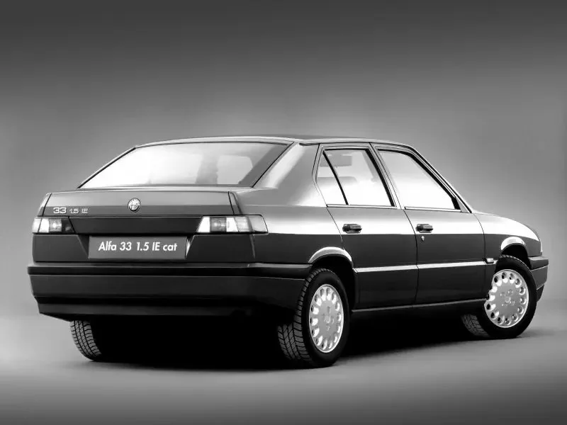 Фото Alfa Romeo 33 (1994) — вид сзади. Корма: рисунок фонарей, бампер и оформление пятой двери Alfa Romeo 33 (1994) — вид сзади