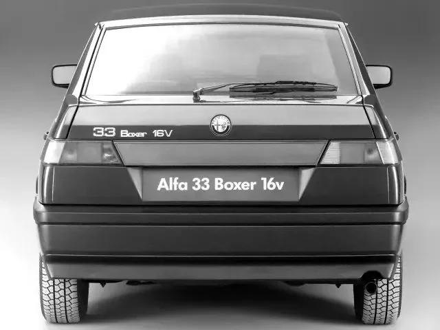 Фото Alfa Romeo 33 (1994) — вид сзади, фото 2. Задняя часть крупно: ширина кормы и выпускная система Alfa Romeo 33 (1994) — вид сзади, фото 2