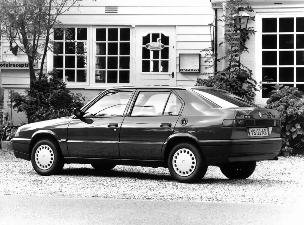 Фото Alfa Romeo 33 (1994) — вид сбоку, фото 5. Вид сбоку целиком: колёсная база и размер арок Alfa Romeo 33 (1994) — вид сбоку, фото 5