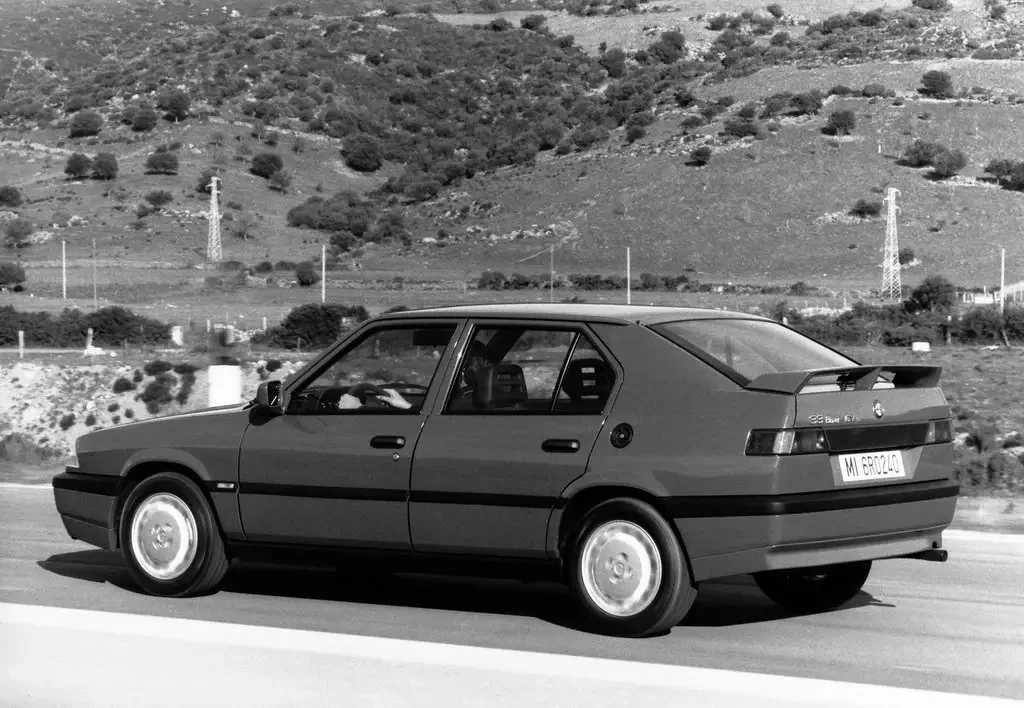 Фото Alfa Romeo 33 (1994) — вид сбоку, фото 6. Профиль в движении: пропорции кузова на ходу Alfa Romeo 33 (1994) — вид сбоку, фото 6