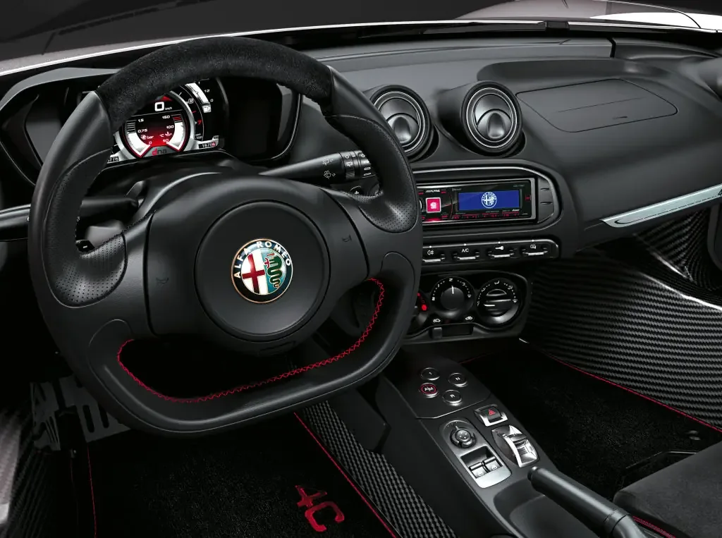 Фото Alfa Romeo 4C (2020) — передняя панель. Архитектура передней панели: экраны, дефлекторы и отделка Alfa Romeo 4C (2020) — передняя панель