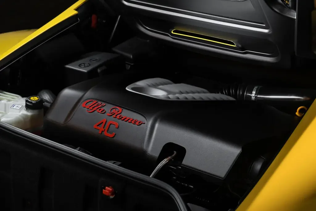 Фото Alfa Romeo 4C (2020) — моторный отсек. Под капотом: компоновка агрегатов и точки обслуживания Alfa Romeo 4C (2020) — моторный отсек