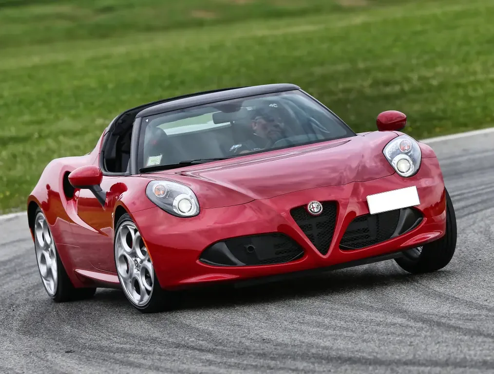 Фото Alfa Romeo 4C (2020) — вид спереди, фото 3. Три четверти спереди: видно и «лицо», и профиль разом Alfa Romeo 4C (2020) — вид спереди, фото 3