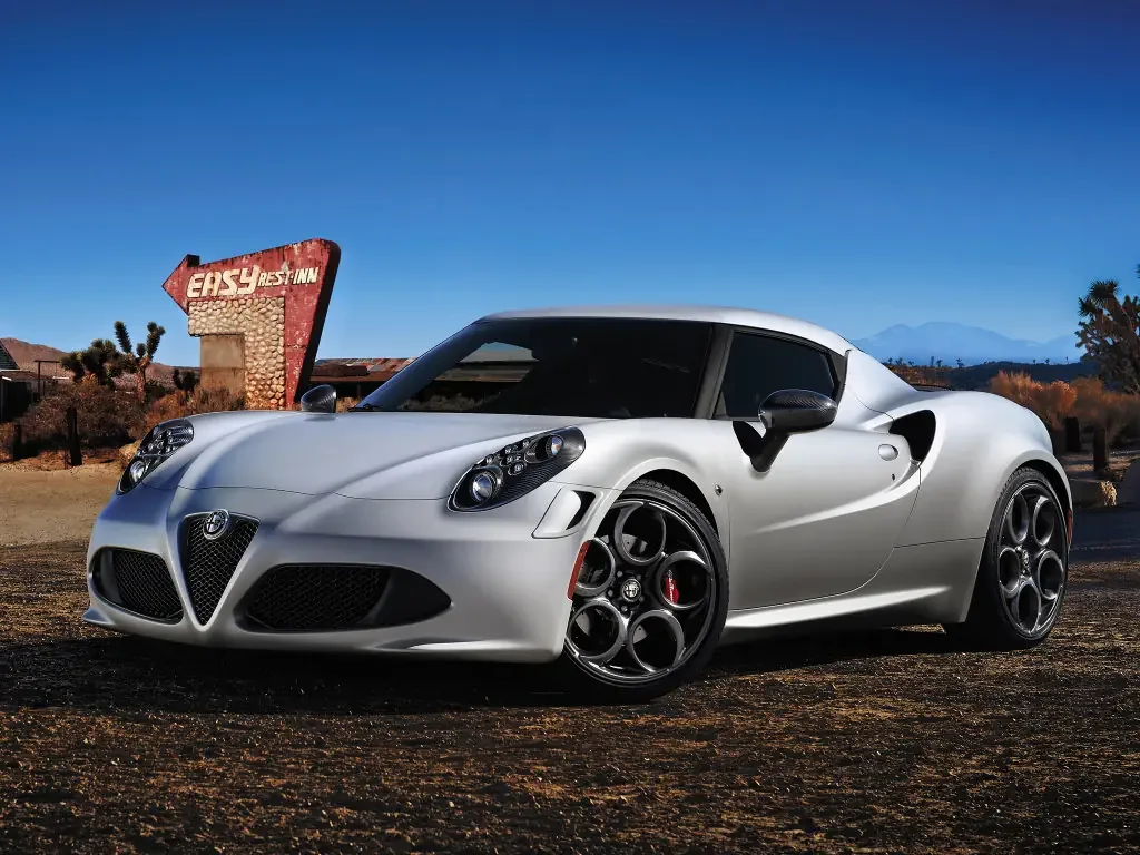 Фото Alfa Romeo 4C (2020) — вид спереди, фото 4. Анфас: решётка, форма фар и бампер — по ним модель и узнают на дороге Alfa Romeo 4C (2020) — вид спереди, фото 4