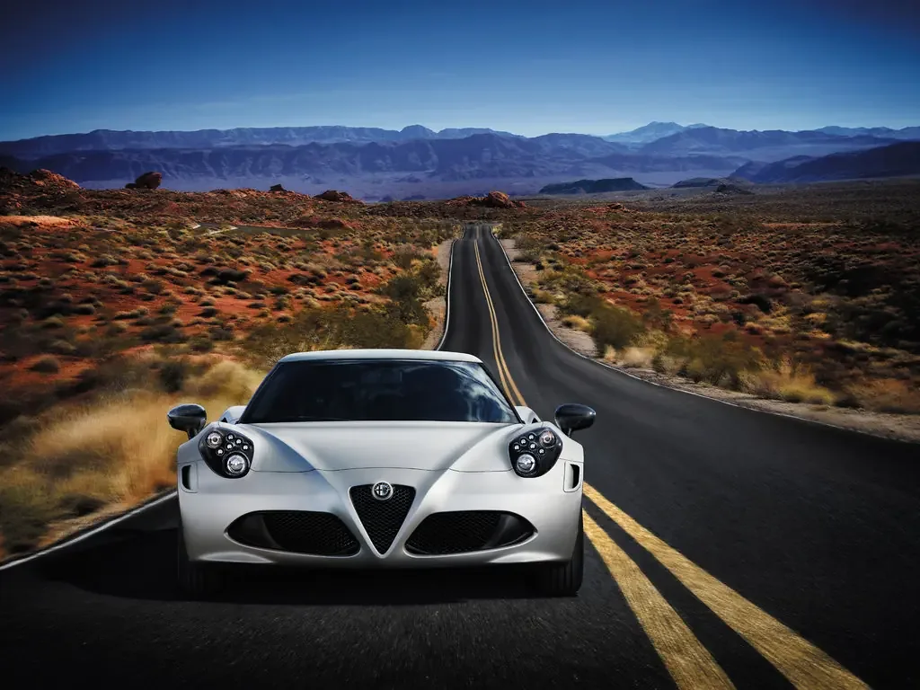 Фото Alfa Romeo 4C (2020) — вид спереди, фото 5. Передняя часть крупно: рисунок ходовых огней и воздухозаборники Alfa Romeo 4C (2020) — вид спереди, фото 5