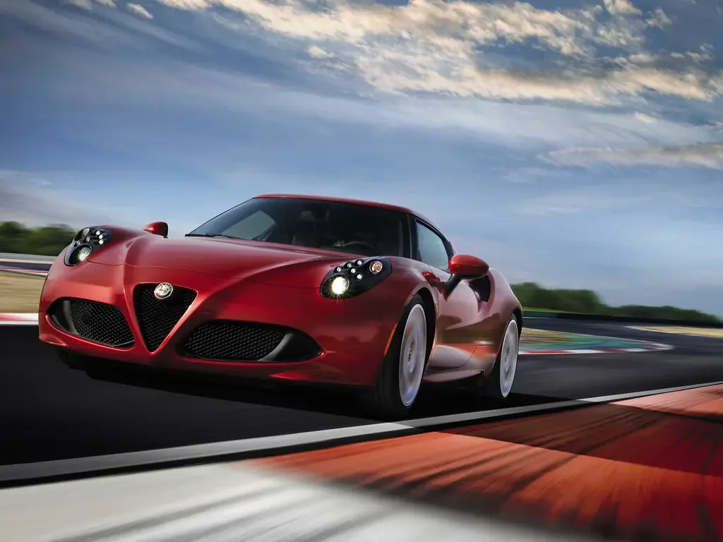 Фото Alfa Romeo 4C (2020) — вид спереди, фото 6. Три четверти спереди: видно и «лицо», и профиль разом Alfa Romeo 4C (2020) — вид спереди, фото 6