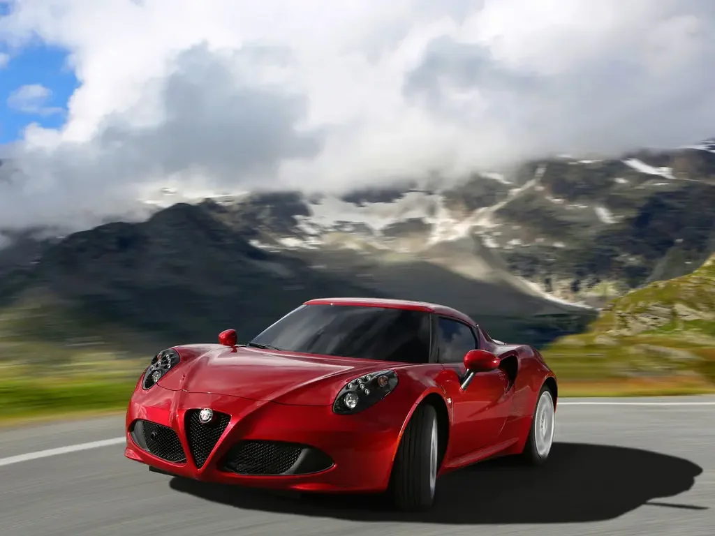 Фото Alfa Romeo 4C (2020) — вид спереди, фото 7. Анфас: решётка, форма фар и бампер — по ним модель и узнают на дороге Alfa Romeo 4C (2020) — вид спереди, фото 7