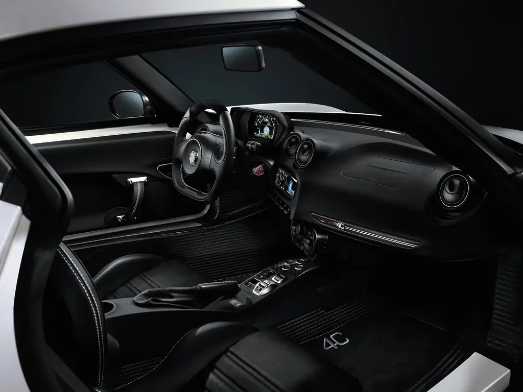Фото Alfa Romeo 4C (2020) — интерьер, фото 3. Обзор салона: отделка, стыки панелей и рабочее место водителя Alfa Romeo 4C (2020) — интерьер, фото 3