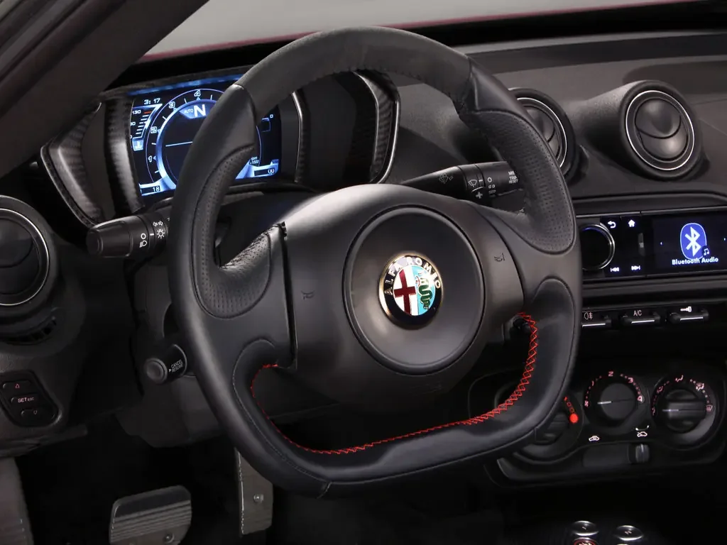 Фото Alfa Romeo 4C (2020) — интерьер, фото 4. Общий план салона: панель, консоль и передние кресла Alfa Romeo 4C (2020) — интерьер, фото 4