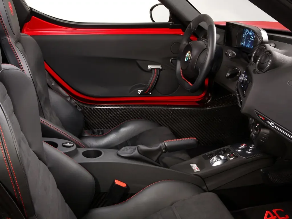 Фото Alfa Romeo 4C (2020) — интерьер, фото 5. Салон целиком: как расставлены кресла и что под рукой у водителя Alfa Romeo 4C (2020) — интерьер, фото 5