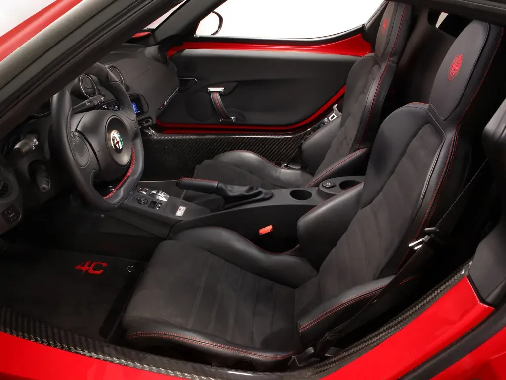 Фото Alfa Romeo 4C (2020) — интерьер, фото 6. Обзор салона: отделка, стыки панелей и рабочее место водителя Alfa Romeo 4C (2020) — интерьер, фото 6