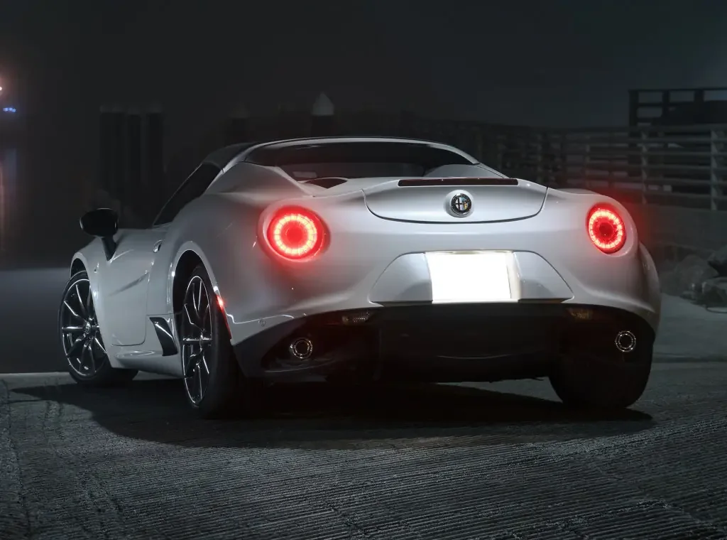 Фото Alfa Romeo 4C (2020) — вид сзади. Корма: рисунок фонарей, бампер и оформление пятой двери Alfa Romeo 4C (2020) — вид сзади
