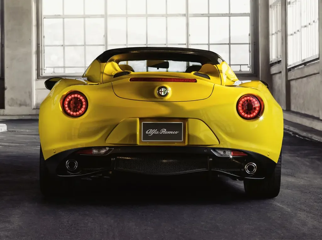 Фото Alfa Romeo 4C (2020) — вид сзади, фото 2. Задняя часть крупно: ширина кормы и выпускная система Alfa Romeo 4C (2020) — вид сзади, фото 2