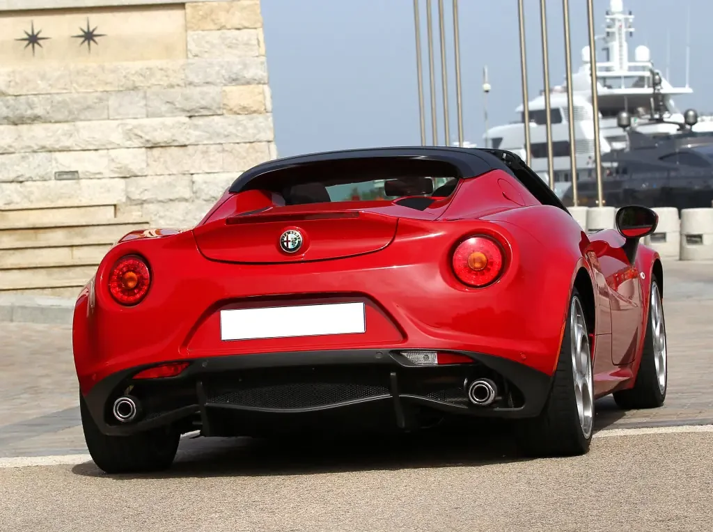 Фото Alfa Romeo 4C (2020) — вид сзади, фото 3. Сзади-сбоку: свес кормы и стойка пятой двери Alfa Romeo 4C (2020) — вид сзади, фото 3