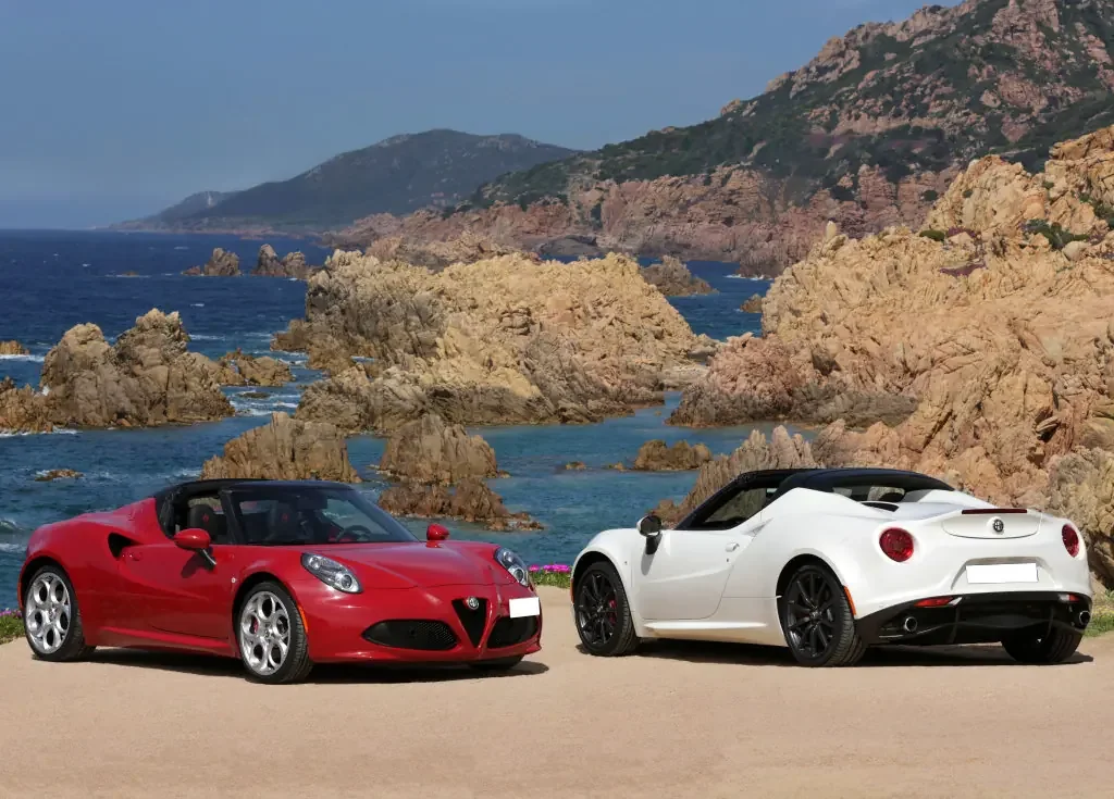 Фото Alfa Romeo 4C (2020) — вид сзади, фото 5. Задняя часть крупно: ширина кормы и выпускная система Alfa Romeo 4C (2020) — вид сзади, фото 5