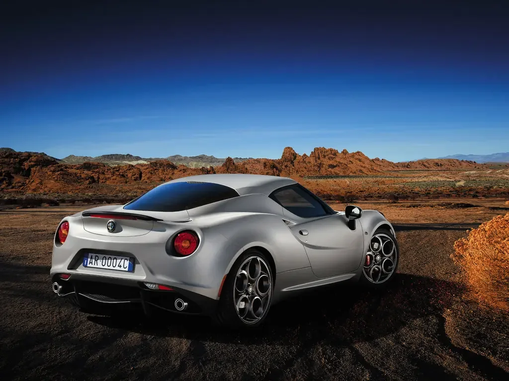 Фото Alfa Romeo 4C (2020) — вид сзади, фото 6. Сзади-сбоку: свес кормы и стойка пятой двери Alfa Romeo 4C (2020) — вид сзади, фото 6