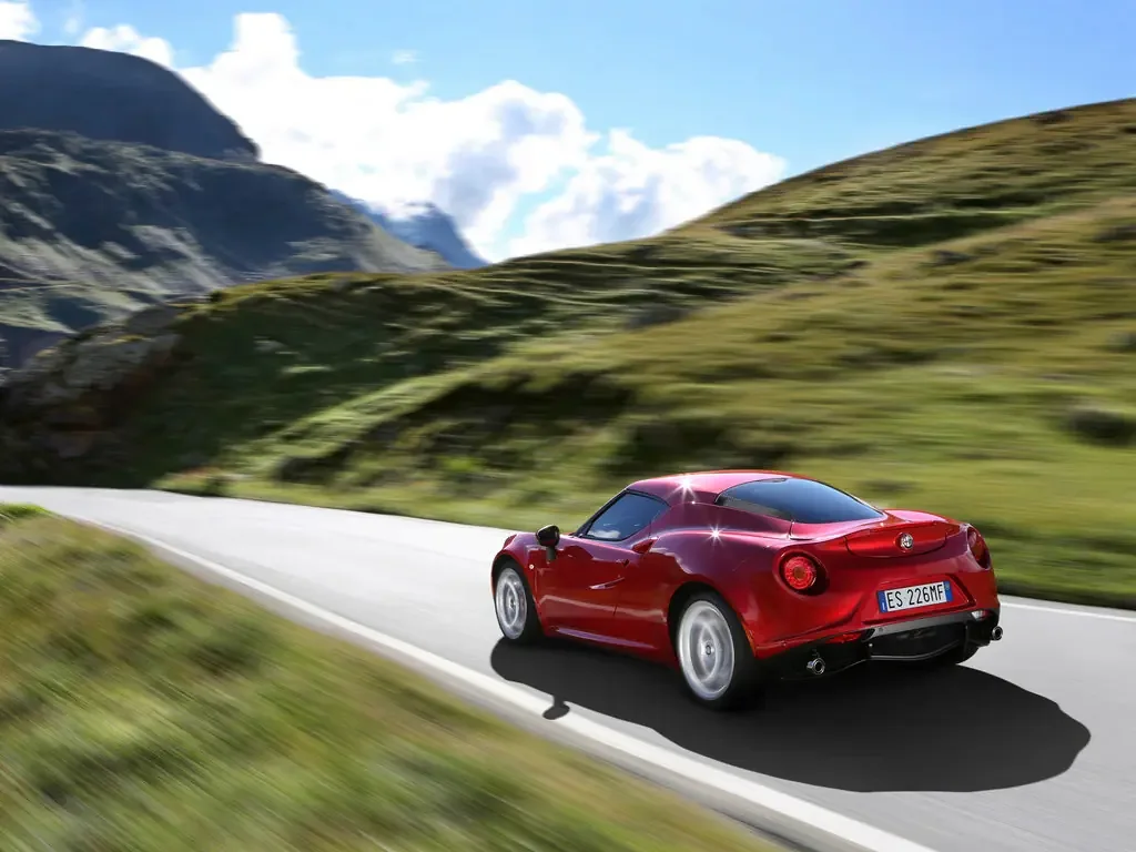 Фото Alfa Romeo 4C (2020) — вид сзади, фото 7. Корма: рисунок фонарей, бампер и оформление пятой двери Alfa Romeo 4C (2020) — вид сзади, фото 7