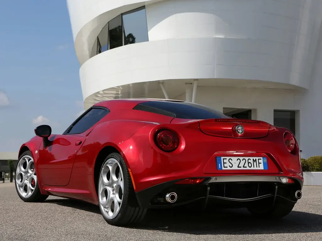 Фото Alfa Romeo 4C (2020) — вид сзади, фото 8. Задняя часть крупно: ширина кормы и выпускная система Alfa Romeo 4C (2020) — вид сзади, фото 8