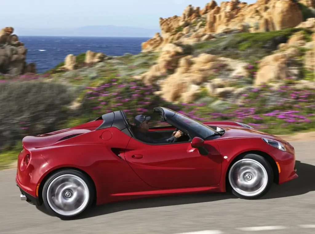Фото Alfa Romeo 4C (2020) — вид сбоку. Профиль: длина кузова, линия крыши и посадка на колёсах Alfa Romeo 4C (2020) — вид сбоку