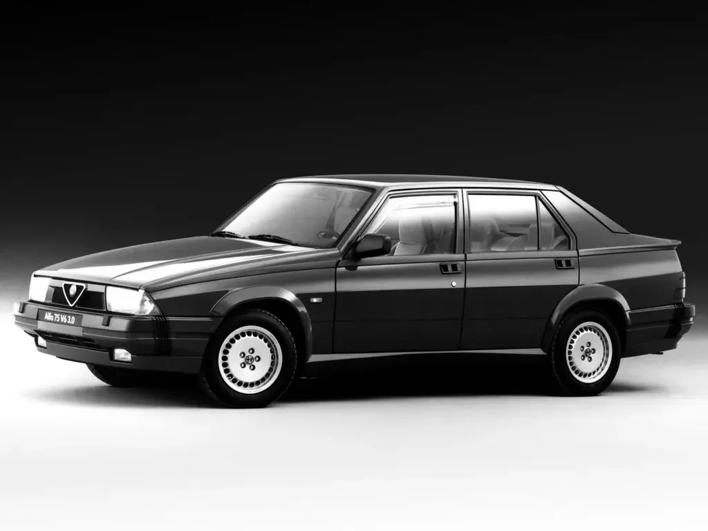 Фото Alfa Romeo 75 (1988) — внешний вид, фото 3. Кузов снаружи: пропорции и линии Alfa Romeo 75 (1988) — внешний вид, фото 3