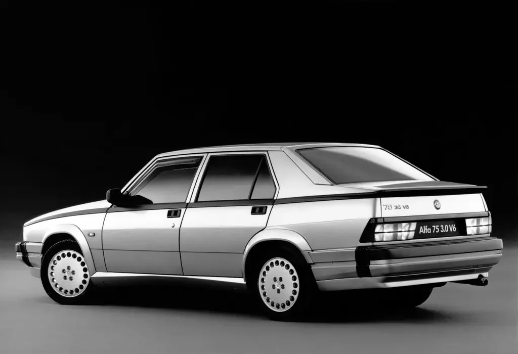 Фото Alfa Romeo 75 (1988) — внешний вид, фото 4. Общий вид машины снаружи Alfa Romeo 75 (1988) — внешний вид, фото 4