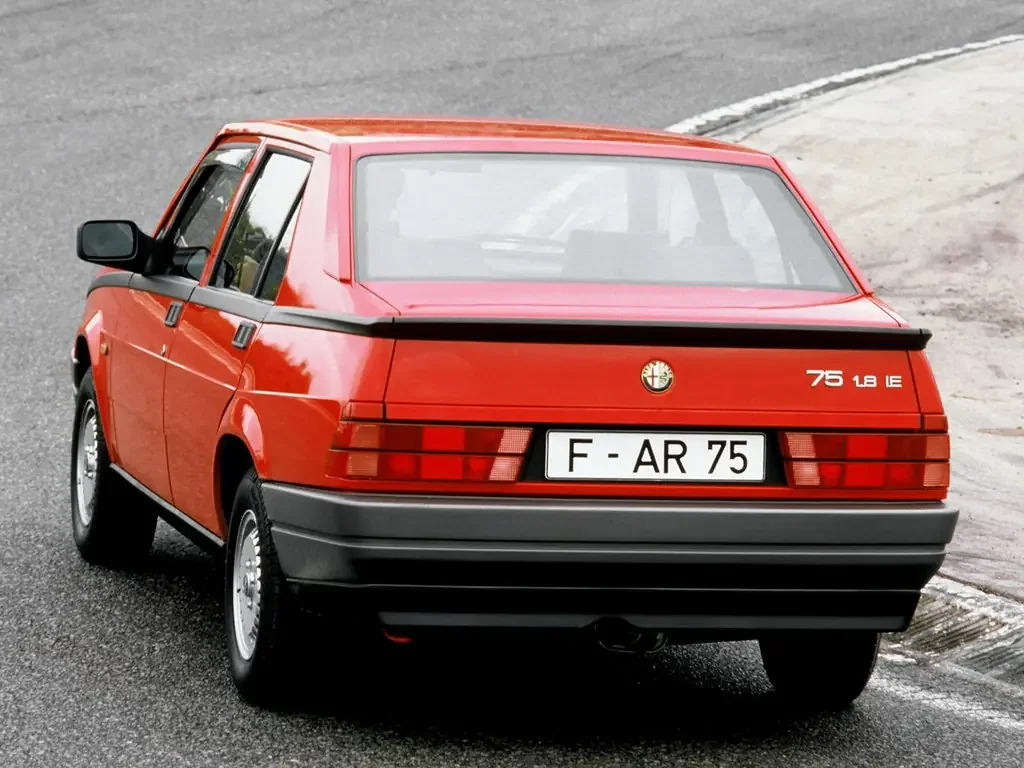 Фото Alfa Romeo 75 (1988) — внешний вид, фото 5. Кузов снаружи: пропорции и линии Alfa Romeo 75 (1988) — внешний вид, фото 5