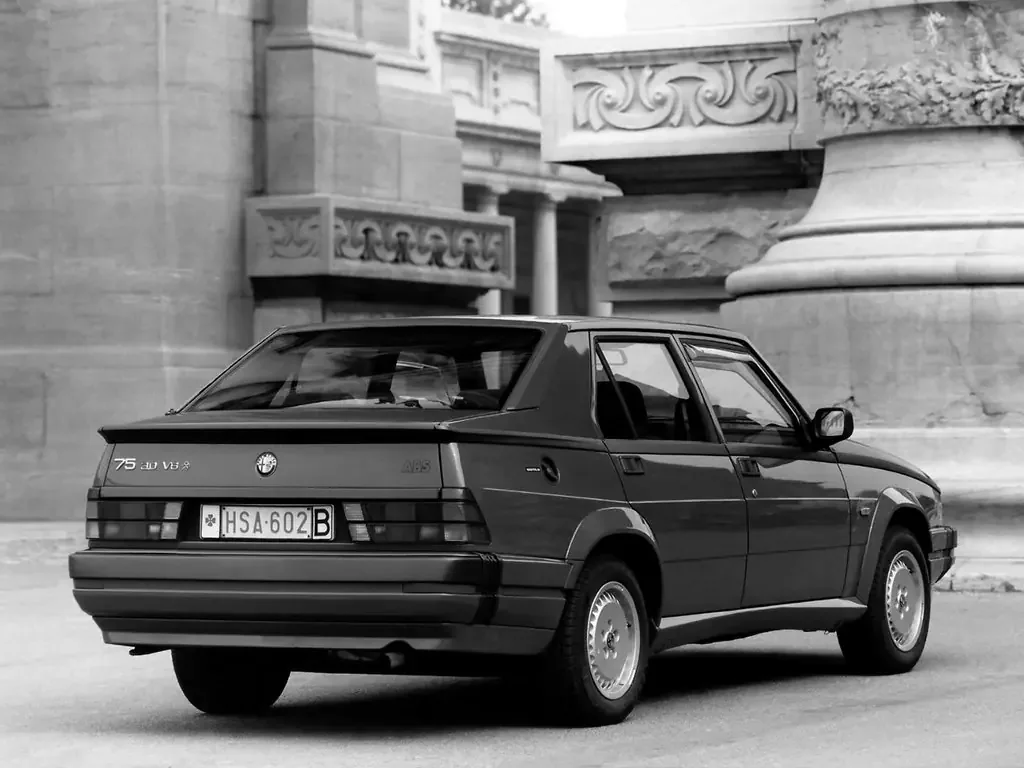 Фото Alfa Romeo 75 (1988) — внешний вид, фото 6. Общий вид машины снаружи Alfa Romeo 75 (1988) — внешний вид, фото 6