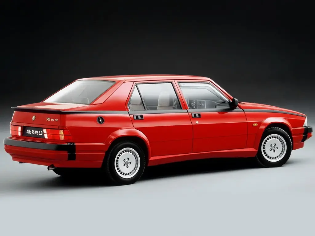 Фото Alfa Romeo 75 (1988) — внешний вид, фото 7. Кузов снаружи: пропорции и линии Alfa Romeo 75 (1988) — внешний вид, фото 7