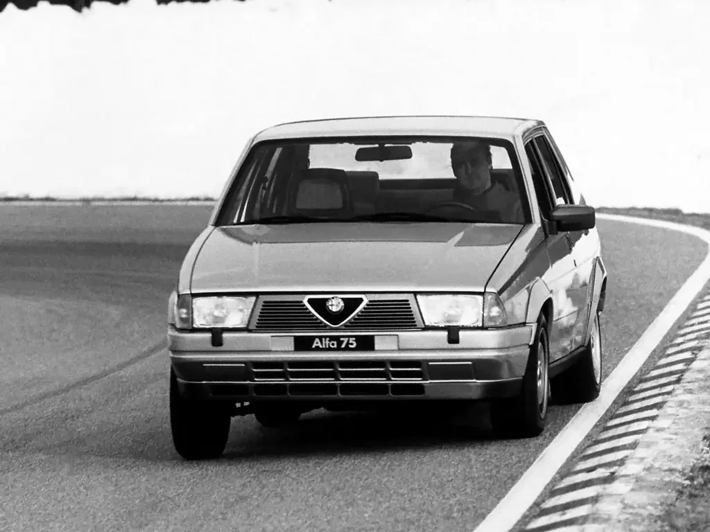 Фото Alfa Romeo 75 (1988) — внешний вид, фото 8. Общий вид машины снаружи Alfa Romeo 75 (1988) — внешний вид, фото 8