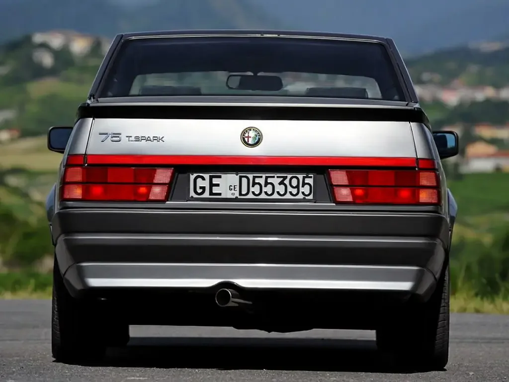 Фото Alfa Romeo 75 (1988) — вид сзади. Корма: рисунок фонарей, бампер и оформление пятой двери Alfa Romeo 75 (1988) — вид сзади