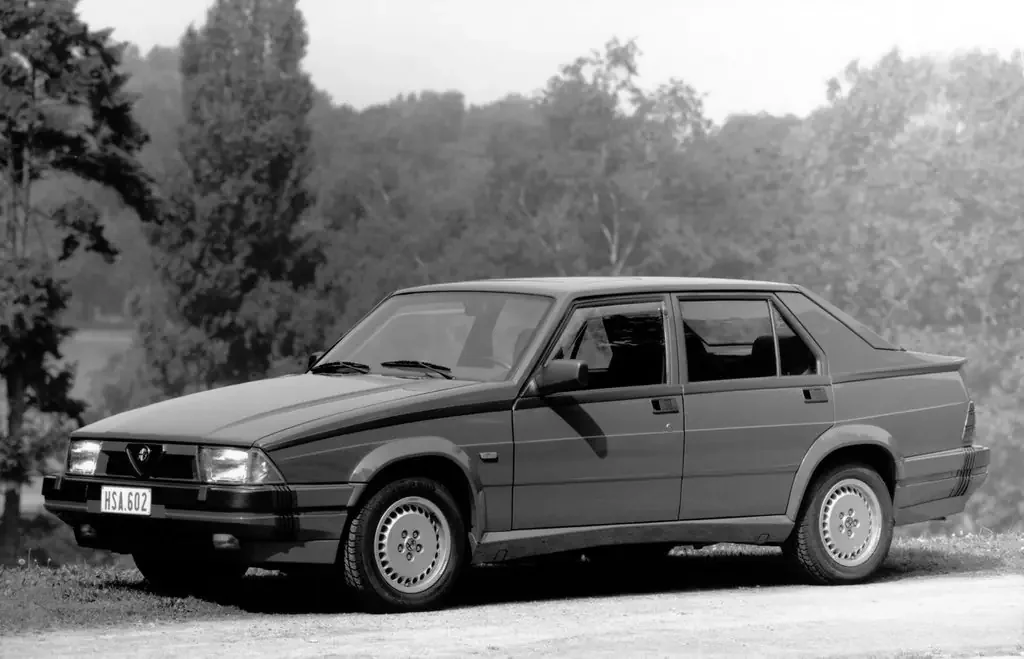 Alfa Romeo 75 (1988) — вид сбоку, фото 3