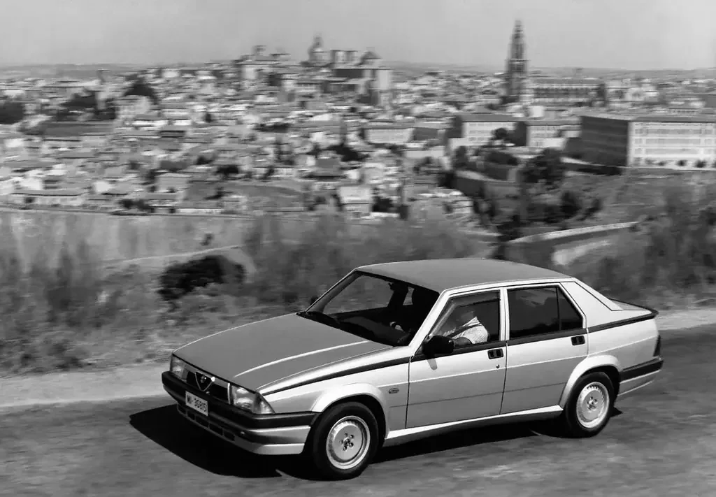 Alfa Romeo 75 (1988) — вид сбоку, фото 4