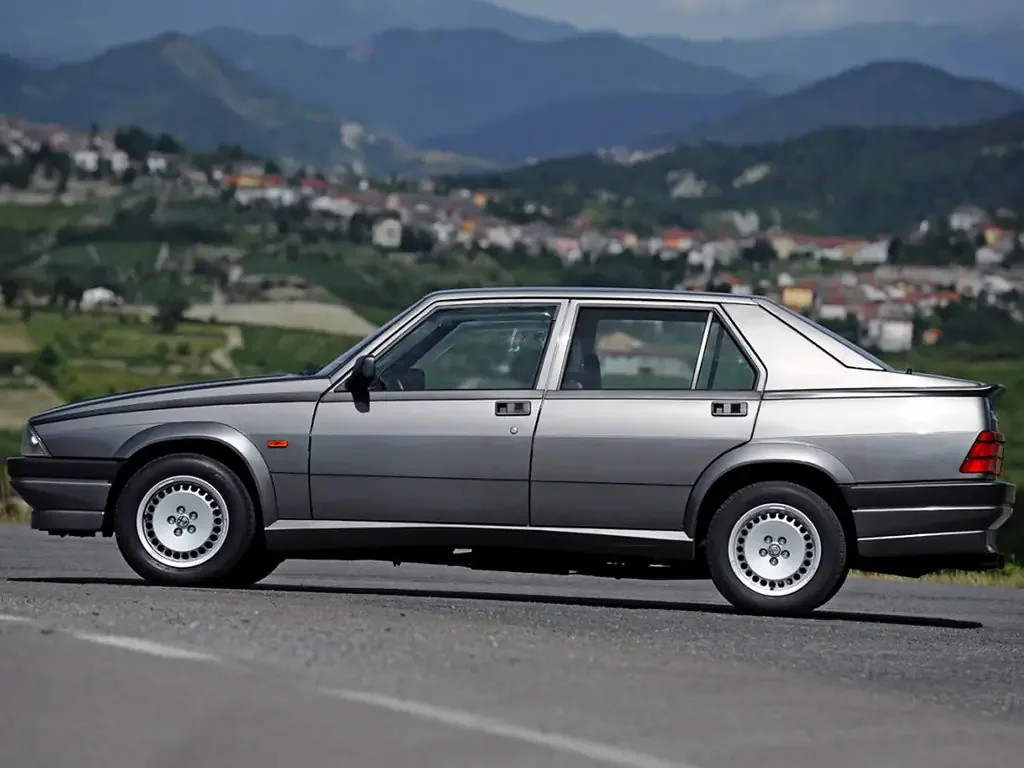 Фото Alfa Romeo 75 (1988) — вид сбоку, фото 5. Вид сбоку целиком: колёсная база и размер арок Alfa Romeo 75 (1988) — вид сбоку, фото 5