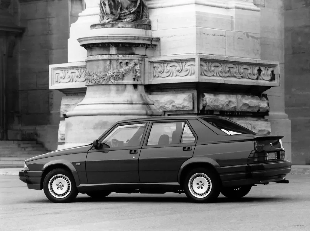 Фото Alfa Romeo 75 (1988) — вид сбоку, фото 6. Профиль в движении: пропорции кузова на ходу Alfa Romeo 75 (1988) — вид сбоку, фото 6