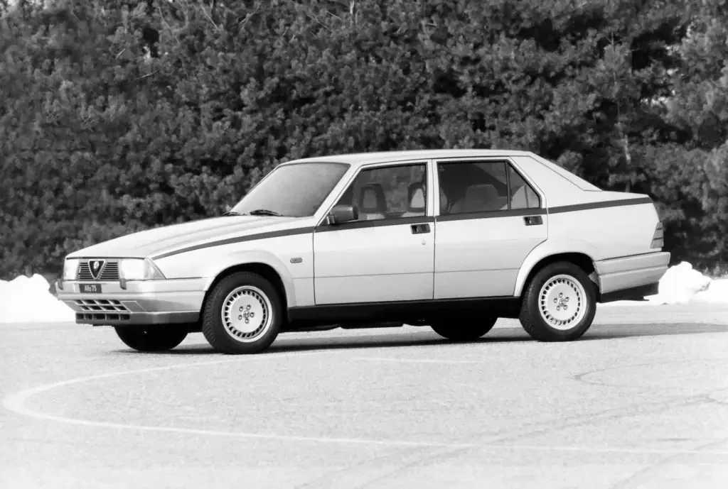 Фото Alfa Romeo 75 (1988) — вид сбоку, фото 7. Профиль: длина кузова, линия крыши и посадка на колёсах Alfa Romeo 75 (1988) — вид сбоку, фото 7