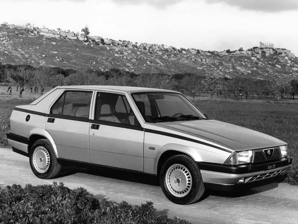Фото Alfa Romeo 75 (1988) — вид сбоку, фото 8. Вид сбоку целиком: колёсная база и размер арок Alfa Romeo 75 (1988) — вид сбоку, фото 8