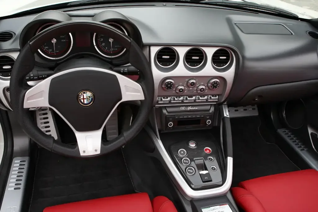 Фото Alfa Romeo 8C (2010) — передняя панель. Архитектура передней панели: экраны, дефлекторы и отделка Alfa Romeo 8C (2010) — передняя панель